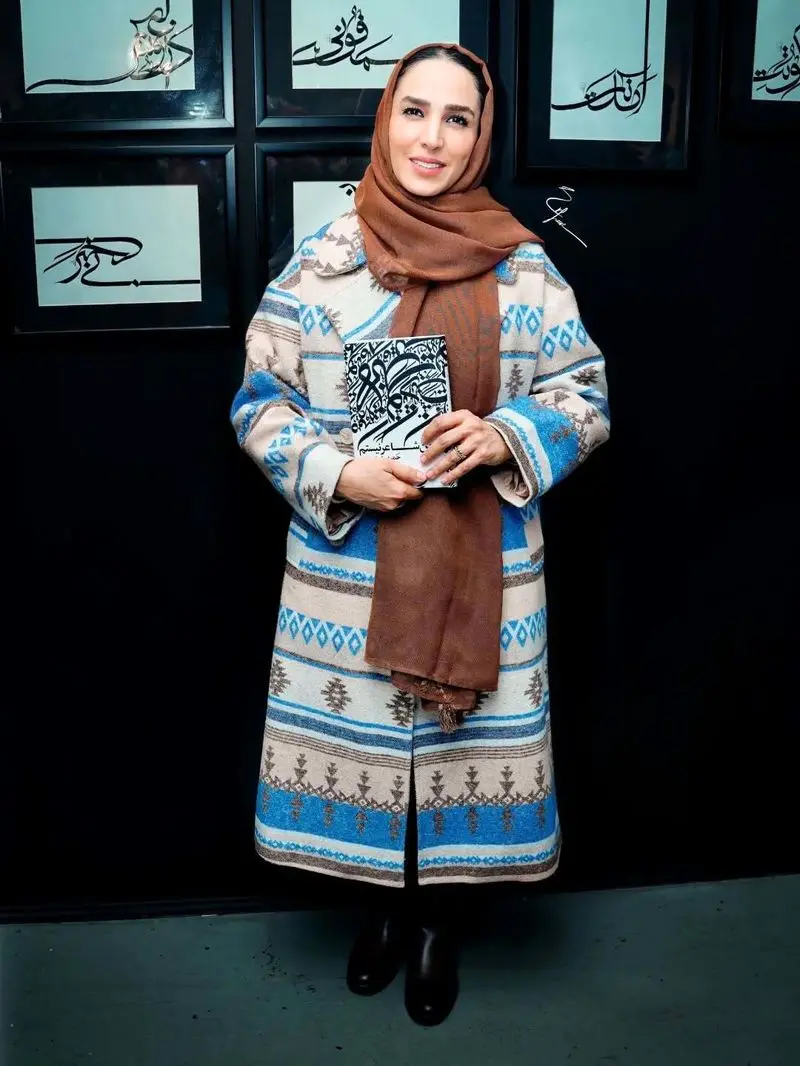 ژست هنری «سوگل طهماسابی» در مراسم افتتاحیه کتاب 5 501