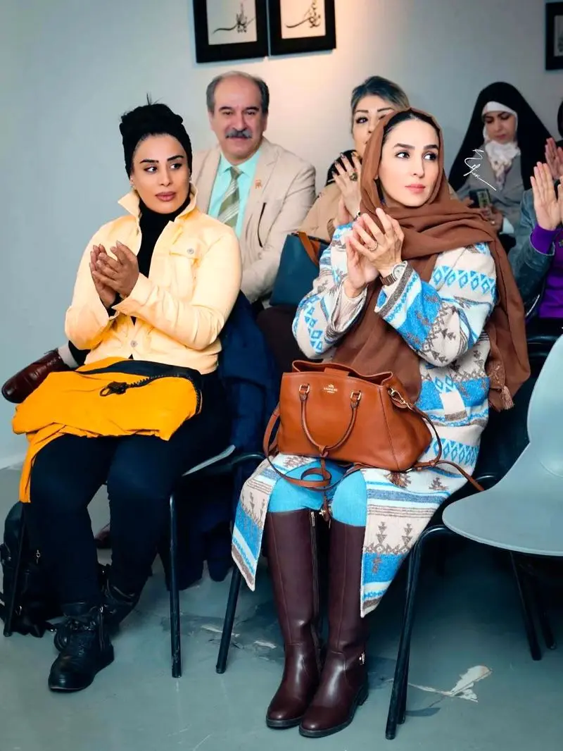 ژست هنری «سوگل طهماسابی» در مراسم افتتاحیه کتاب 6 502