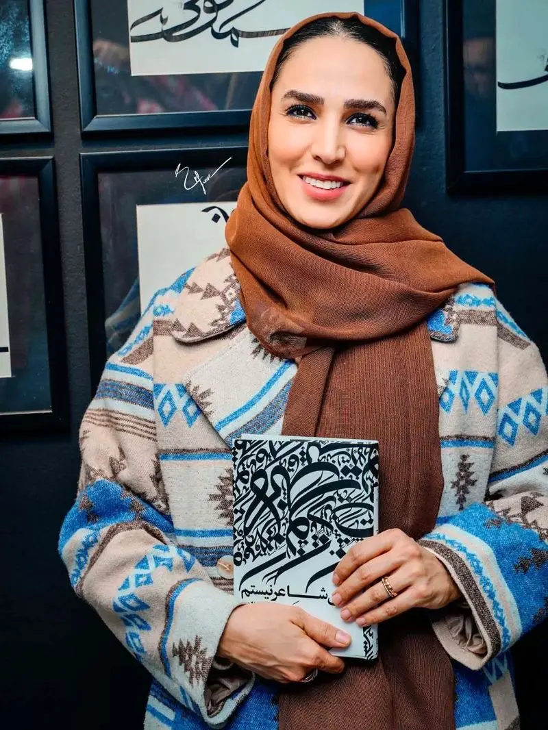 ژست هنری «سوگل طهماسابی» در مراسم افتتاحیه کتاب 8 500