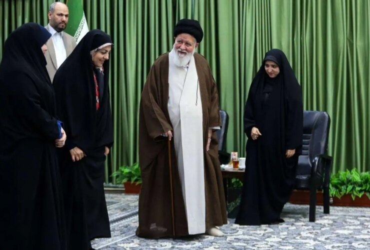 عکس؛ علم الهادی در حلقه خبرنگاران زن 21 عکس؛ علم الهادی در حلقه خبرنگاران زن