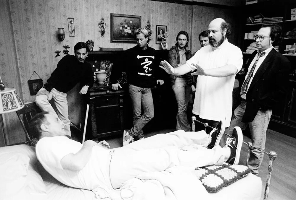 یک کارگردان و بازیگر سرشناس هالیوود و همسر/پسر زوجش مظنون به قتل در خانه خود هستند. 4 یک کارگردان و بازیگر سرشناس هالیوود و همسر/پسر زوجش مظنون به قتل در خانه خود هستند.