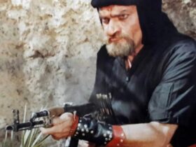 عکس/ فتحعلی اویسی ۴۸ ساله با تفنگ در دست; سال 72 11 عکس/ فتحعلی اویسی ۴۸ ساله با تفنگ در دست; سال 72