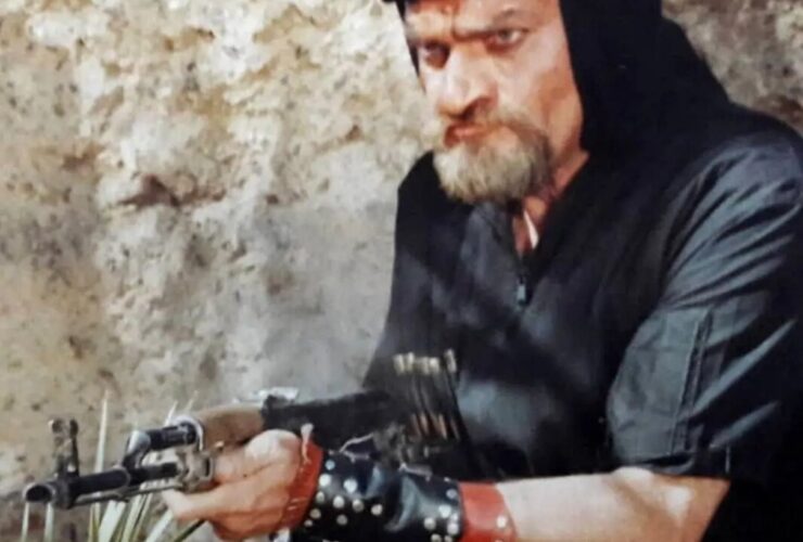 عکس/ فتحعلی اویسی ۴۸ ساله با تفنگ در دست; سال 72 21 عکس/ فتحعلی اویسی ۴۸ ساله با تفنگ در دست; سال 72