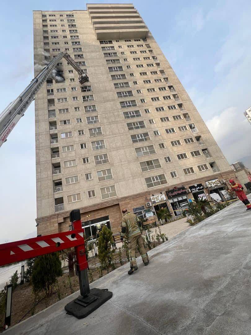 آتش سوزی در یک برج مسکونی در پایتخت با کمک آتش نشانان 10 نفر از ساکنان را نجات دادند.