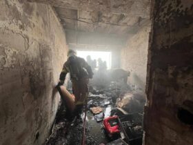 آتش سوزی در یک برج مسکونی در پایتخت با کمک آتش نشانان 10 نفر از ساکنان را نجات دادند. 8 آتش سوزی در یک برج مسکونی در پایتخت با کمک آتش نشانان 10 نفر از ساکنان را نجات دادند.