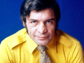 (عکس) تمرین بیک ایمانوردی با دمبل در خانه، دهه 40