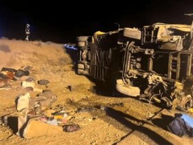 (عکس) واژگونی اتوبوس اصفهان - تهران، 13 نفر جان باختند 9 (عکس) واژگونی اتوبوس اصفهان - تهران، 13 نفر جان باختند