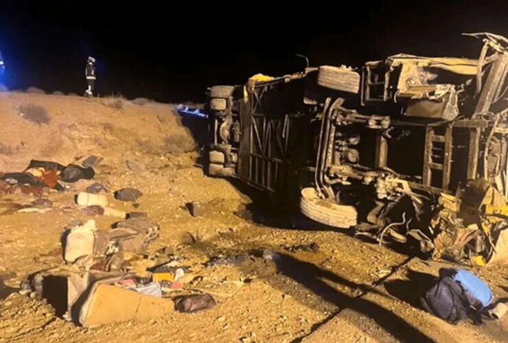 (عکس) واژگونی اتوبوس اصفهان - تهران، 13 نفر جان باختند 31 (عکس) واژگونی اتوبوس اصفهان - تهران، 13 نفر جان باختند