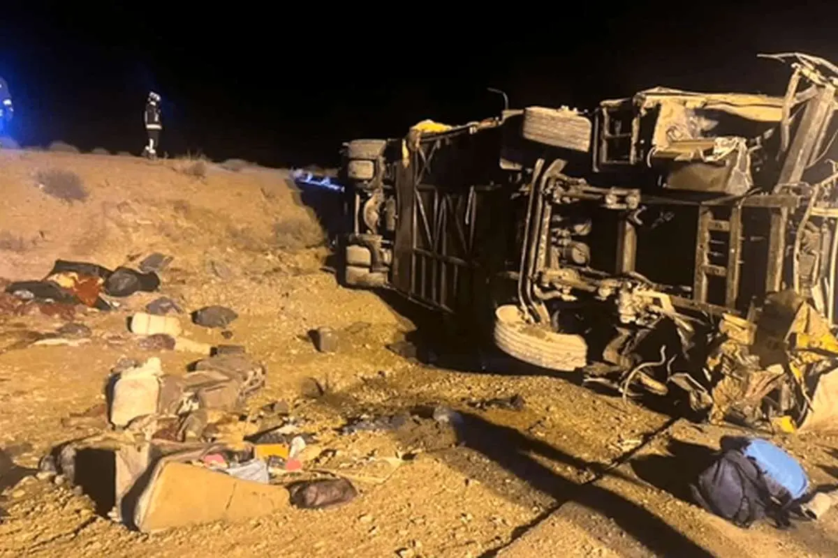 (عکس) واژگونی اتوبوس اصفهان - تهران، 13 نفر جان باختند 1 (عکس) واژگونی اتوبوس اصفهان - تهران، 13 نفر جان باختند