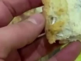 پیدا کردن تیغ ​​در نان هنگام صرف صبحانه بسیار تکان دهنده بود.