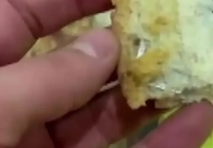 پیدا کردن تیغ ​​در نان هنگام صرف صبحانه بسیار تکان دهنده بود.