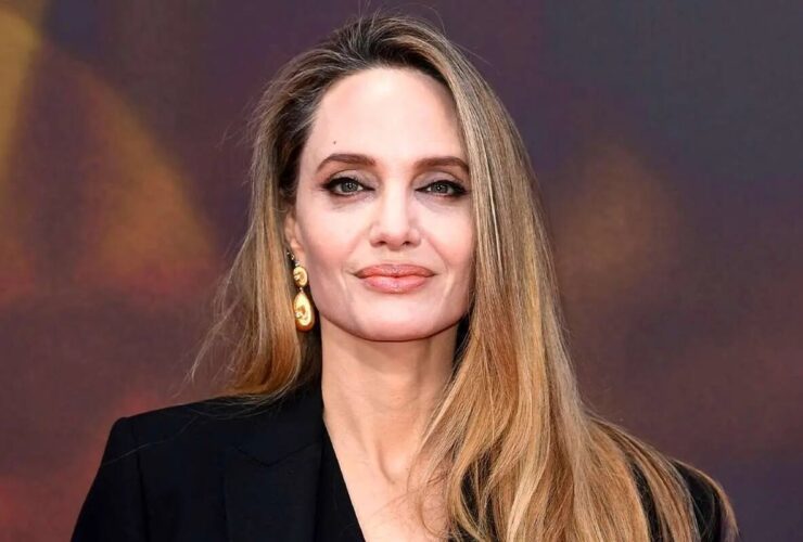 این بازیگر با شجاعت خود را از زخم های روی بدنش نشان می دهد