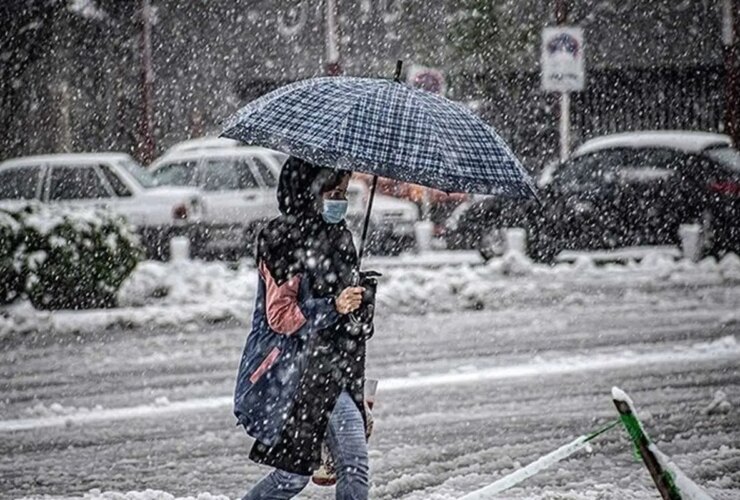 بارش برف برق بخشی از مشهد را قطع کرد