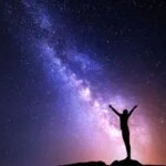 پیام امروز کائنات برای تو؛ گاهی زندگی دوباره از همون جایی شروع می‌شه که فکر می‌کردی پایانته. فقط یک لحظه بیشتر دوام بیار