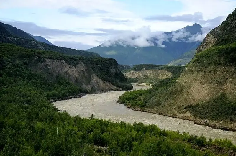 چین در حال ساخت قوی ترین سیستم برق آبی جهان در قلب هیمالیا است 1 پروژه چین
