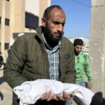 عکس؛ یک نوزاد یک ماهه بر اثر سرمای شدید در غزه جان باخت