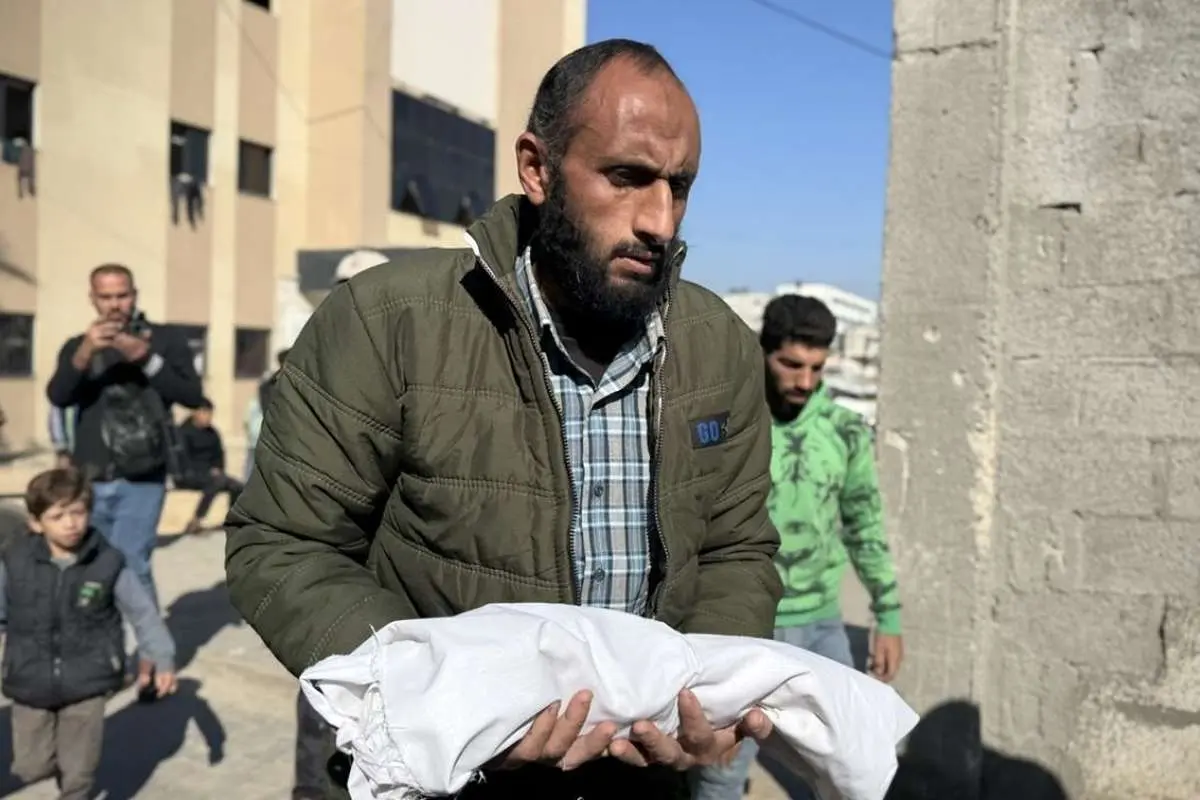 عکس؛ یک نوزاد یک ماهه بر اثر سرمای شدید در غزه جان باخت 1 عکس؛ یک نوزاد یک ماهه بر اثر سرمای شدید در غزه جان باخت