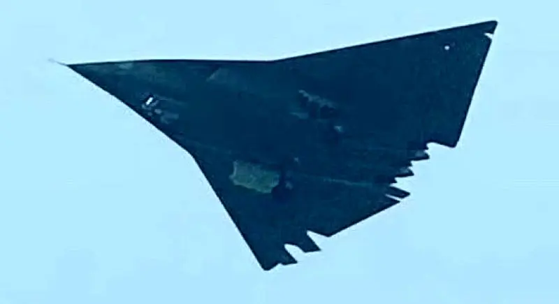 نسل ششم پرواز اژدها; هواپیمای جنگی با قابلیت حمل موشک تا 500 کیلومتر 1 نسل ششم جنگنده فوق سنگین چین