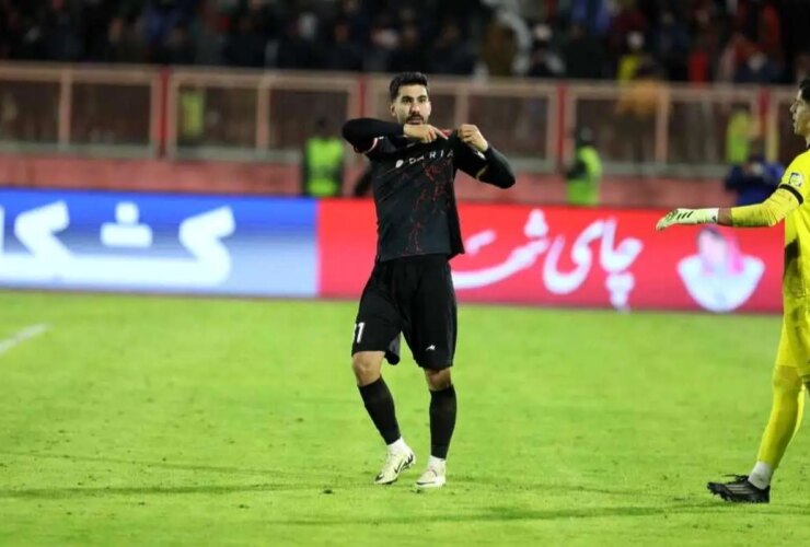 بوسه ای که دل هواداران پرسپولیس را تسخیر می کند. فصل برای ستاره متعصب قرمزها شروع شد!