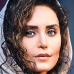 زمستان 1404: الناز شاکرست و خواهرش در ساحل جنوبی