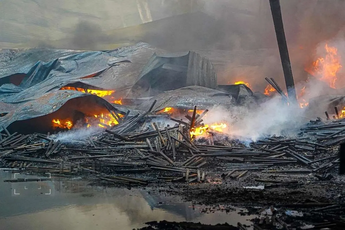 تصاویر; آتش سوزی در کارخانه چمدان در سلفچگان