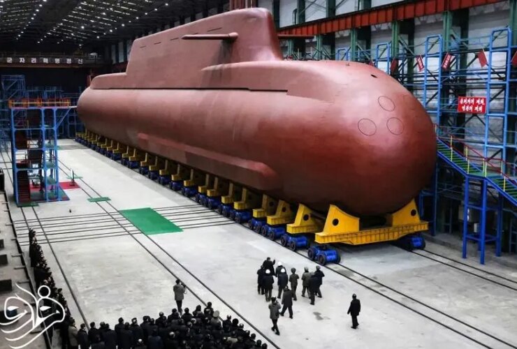 واکنش کیم به ترامپ زیر آب؛ زیردریایی اتمی کره شمالی رونمایی شد 25 937