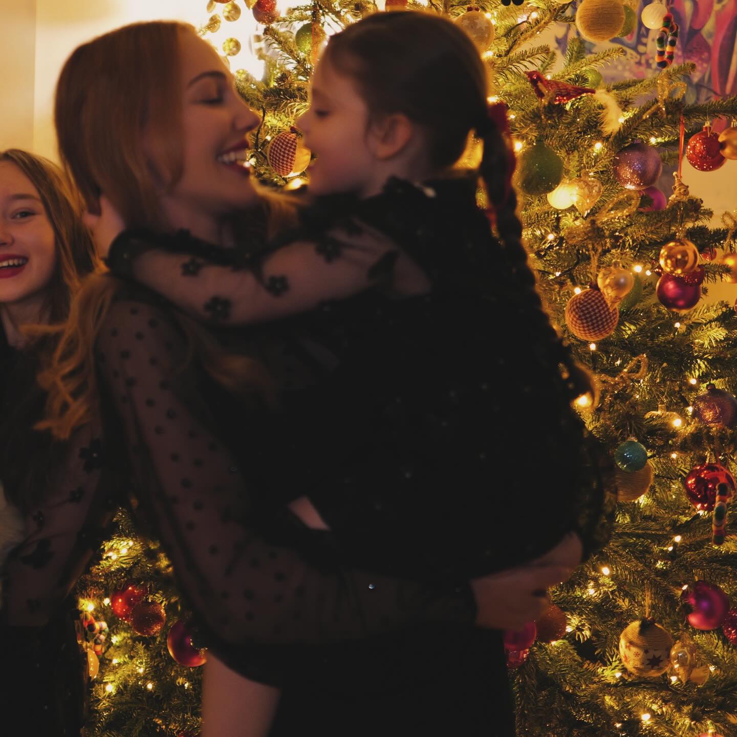 عکس خانوادگی خرم سلطان بازیگر زیبای کریسمس 5 602881930_18551240470054826_74511991852955050_n