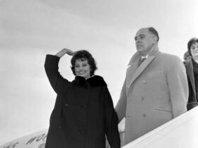 عکس/ پیاده شدن سوفیا لورن و همسرش از هواپیما در فرانسه; سال 1336