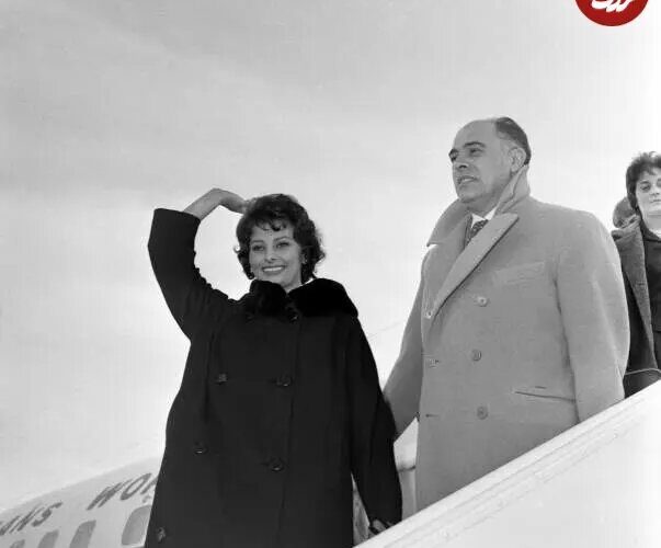 عکس/ پیاده شدن سوفیا لورن و همسرش از هواپیما در فرانسه; سال 1336