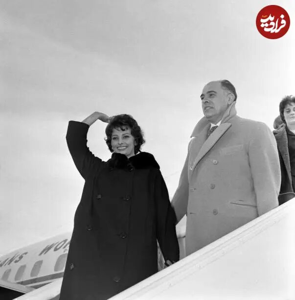 عکس/ پیاده شدن سوفیا لورن و همسرش از هواپیما در فرانسه; سال 1336