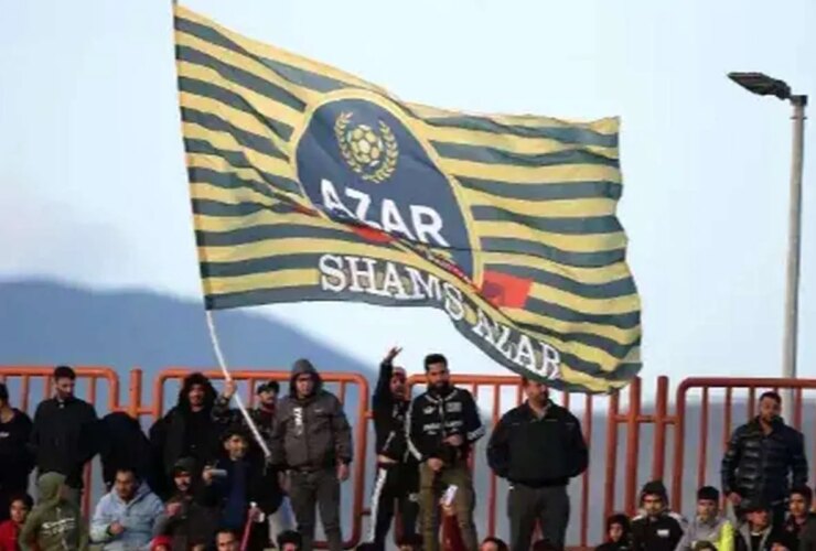 حمایت هواداران شمس آذر از کریم باقری مقابل تراکتوری!