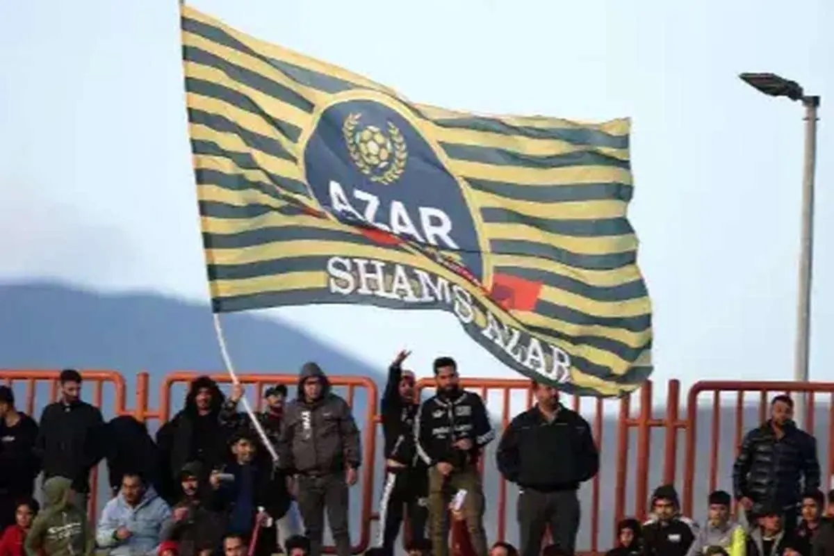 حمایت هواداران شمس آذر از کریم باقری مقابل تراکتوری! 1 حمایت هواداران شمس آذر از کریم باقری مقابل تراکتوری!