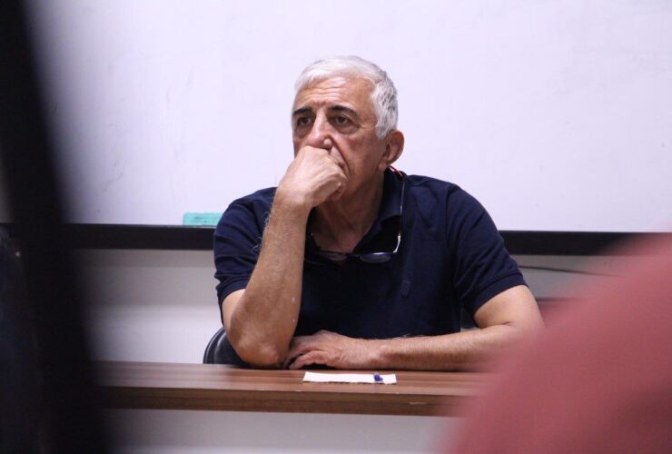 رضا کیانیان: پدرمان را از دست دادیم! جای صحبت کجاست؟