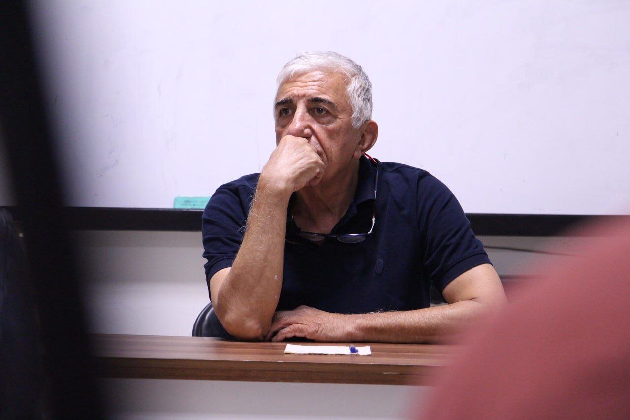 رضا کیانیان: پدرمان را از دست دادیم! جای صحبت کجاست؟ 1 رضا کیانیان: پدرمان را از دست دادیم! جای صحبت کجاست؟