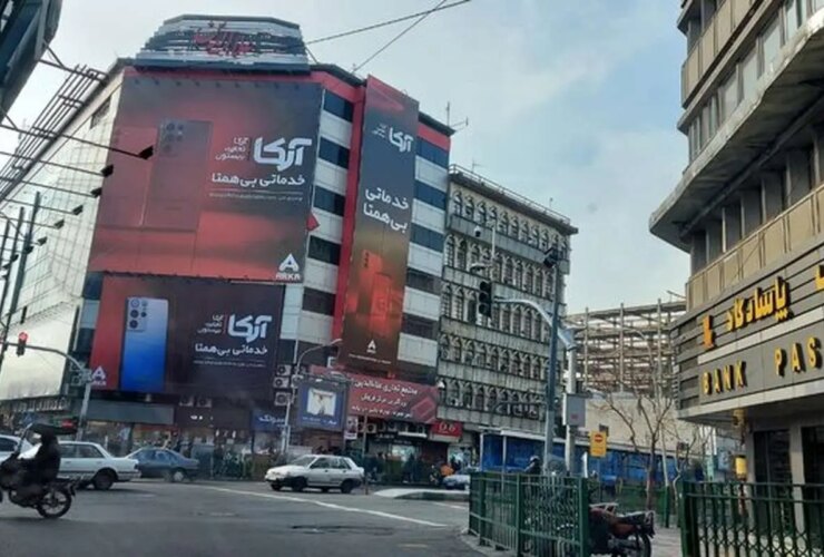 تجمع اعتراضی گسترده در فروشگاه پاساژ علاءالدین به دلیل بی ثباتی قیمت ارز 6 تجمع اعتراضی گسترده در فروشگاه پاساژ علاءالدین به دلیل بی ثباتی قیمت ارز