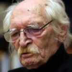 عکس؛ سیگار کشیدن محمود دولت آبادی