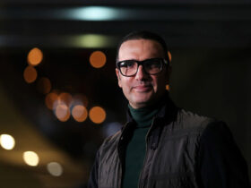 شاید محمدرضا فروتن سیر شد و به او نقش دادند. 22 100