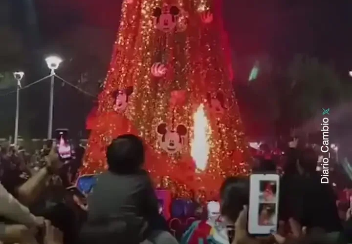 آتش سوزی ناگهانی درخت کریسمس در مکزیک