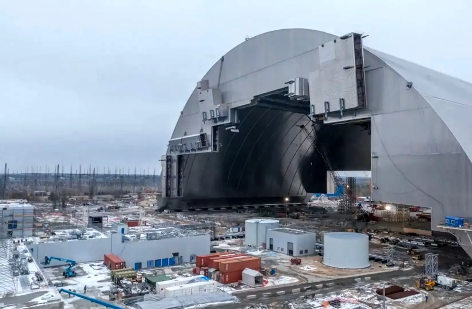 آژانس بین المللی انرژی اتمی: سپر حفاظتی نیروگاه هسته ای چرنوبیل آسیب دید 1 آژانس بین المللی انرژی اتمی: سپر حفاظتی نیروگاه هسته ای چرنوبیل آسیب دید