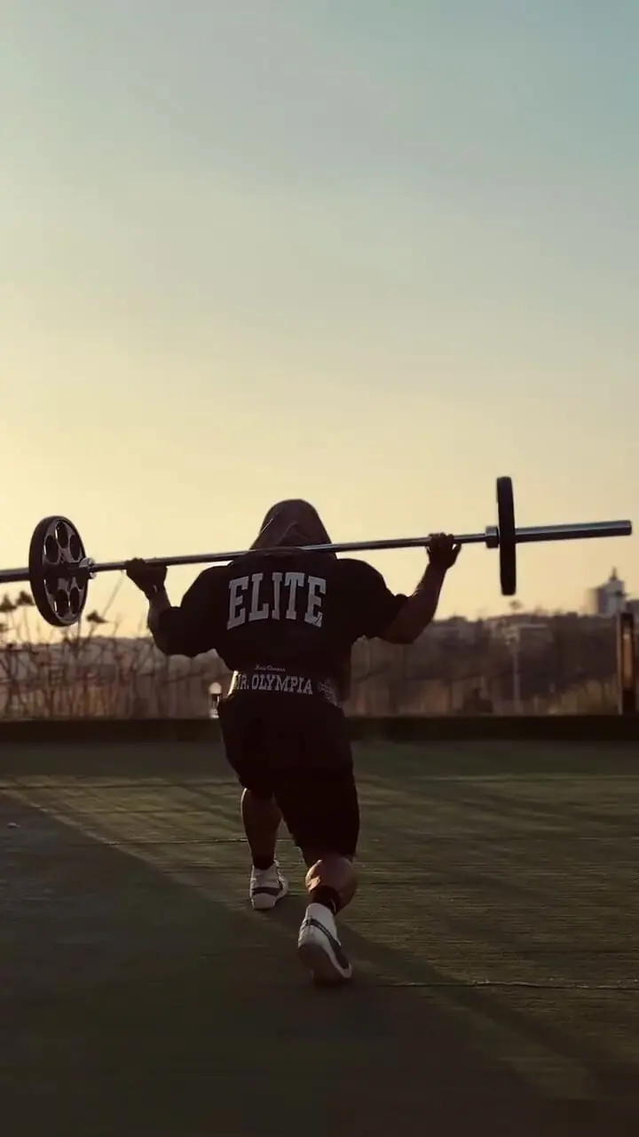 ادای احترام نظامی هادی چوپان به پرچم ایران