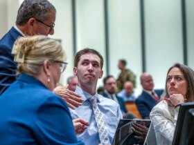 اولین حضور قاتل چارلی کرک در دادگاه/احتمال استماع عمومی 8 اولین حضور قاتل چارلی کرک در دادگاه/احتمال استماع عمومی