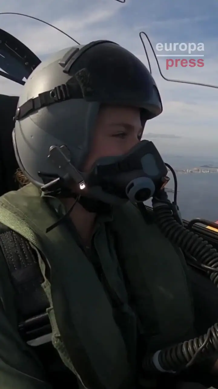 اولین پرواز ولیعهد 20 ساله اسپانیا با هواپیمای نظامی