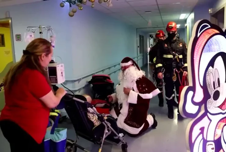 بابانوئل ها در بیمارستان کودکان هستند