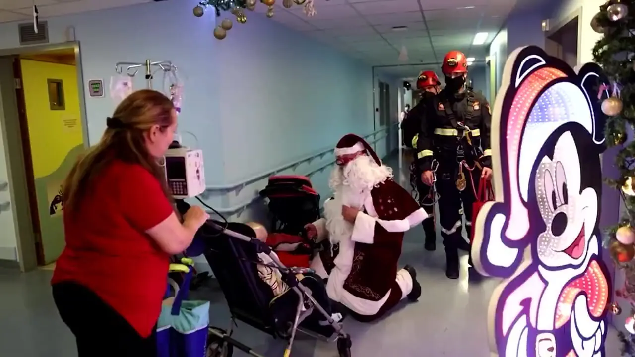 بابانوئل ها در بیمارستان کودکان هستند 1 بابانوئل ها در بیمارستان کودکان هستند