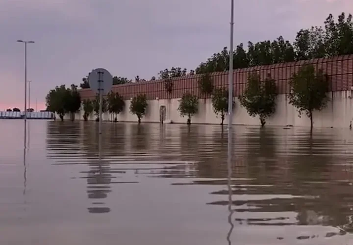 باران شدید در جده؛ خیابان ها تبدیل به دریاچه شدند