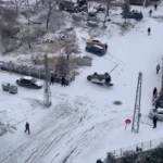 بر اثر تصادف یک دستگاه خودرو واژگون شد و روی پشت بام نشست