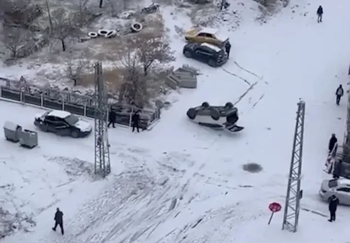 بر اثر تصادف یک دستگاه خودرو واژگون شد و روی پشت بام نشست 16 بر اثر تصادف یک دستگاه خودرو واژگون شد و روی پشت بام نشست