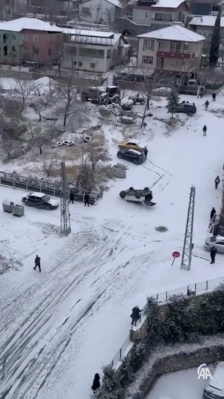 بر اثر تصادف یک دستگاه خودرو واژگون شد و روی پشت بام نشست