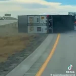 بر اثر وزش باد شدید در غرب آمریکا کامیون ها واژگون شدند