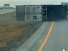 بر اثر وزش باد شدید در غرب آمریکا کامیون ها واژگون شدند